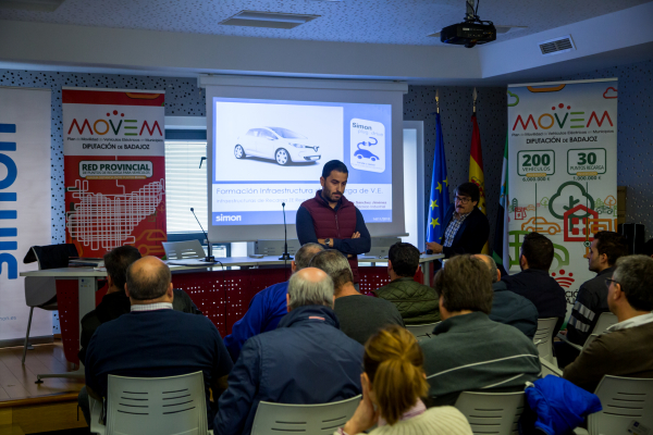 Imagen: El CID Zafra-Río Bodión acoge una nueva entrega de puntos de recarga de vehículos eléctricos a mu...