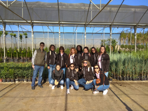 Imagen: Las alumnas del proyecto “La Nava Avanzando” visitan el Vivero Provincial de Diputación de Badajo...