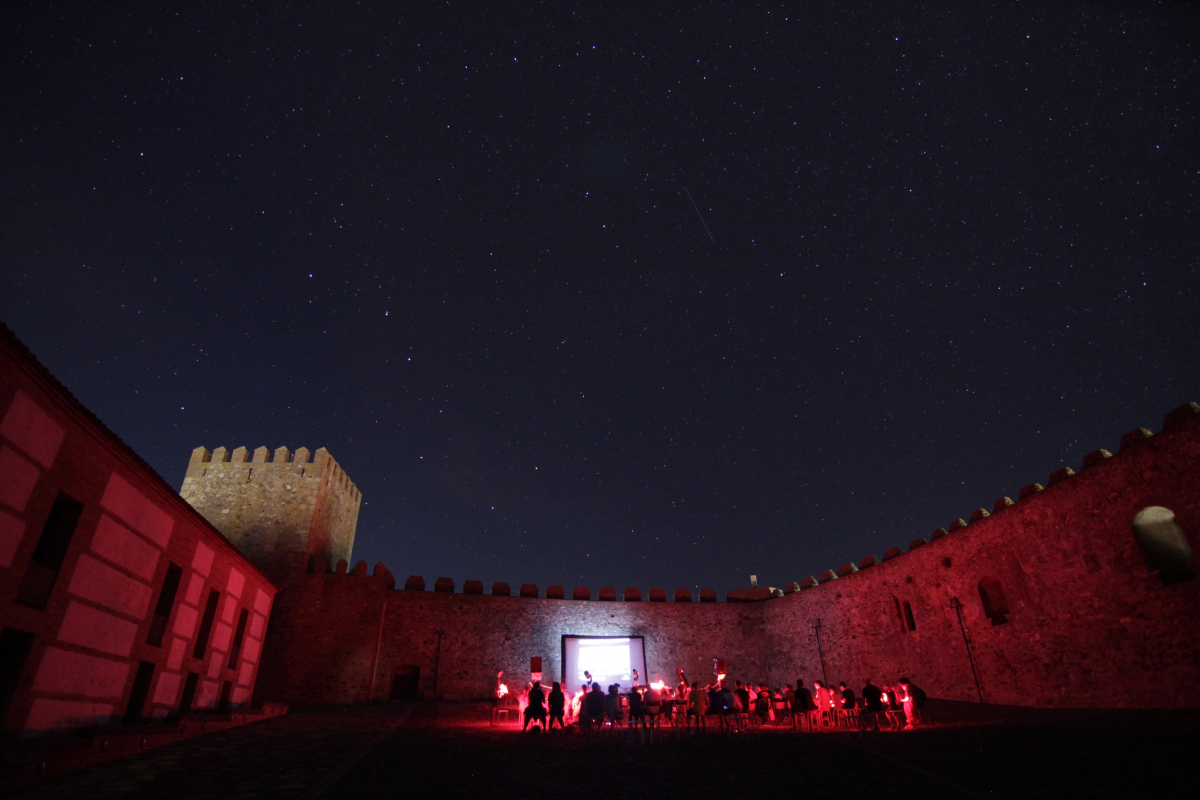 Cerca de 400 personas disfrutan del cielo nocturno gracias a las observaciones astronómicas de la Diputación de Badajoz