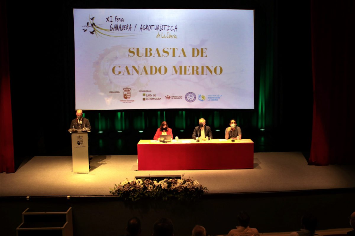 La Diputación de Badajoz ha participado en la subasta de ganado de la XI Feria Ganadera y Agroturística de la Siberia