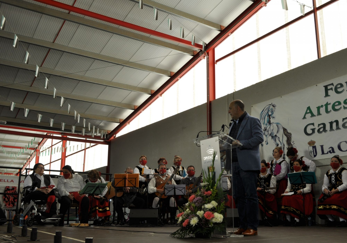 La Diputación de Badajoz participa en la subasta de la XXIII Feria-Artesanal Ganadera de La Coronada