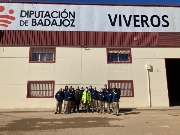 Imagen: La escuela profesional "Montijo te cuida V" vista el Vivero Provincial de la Diputación de Badajoz