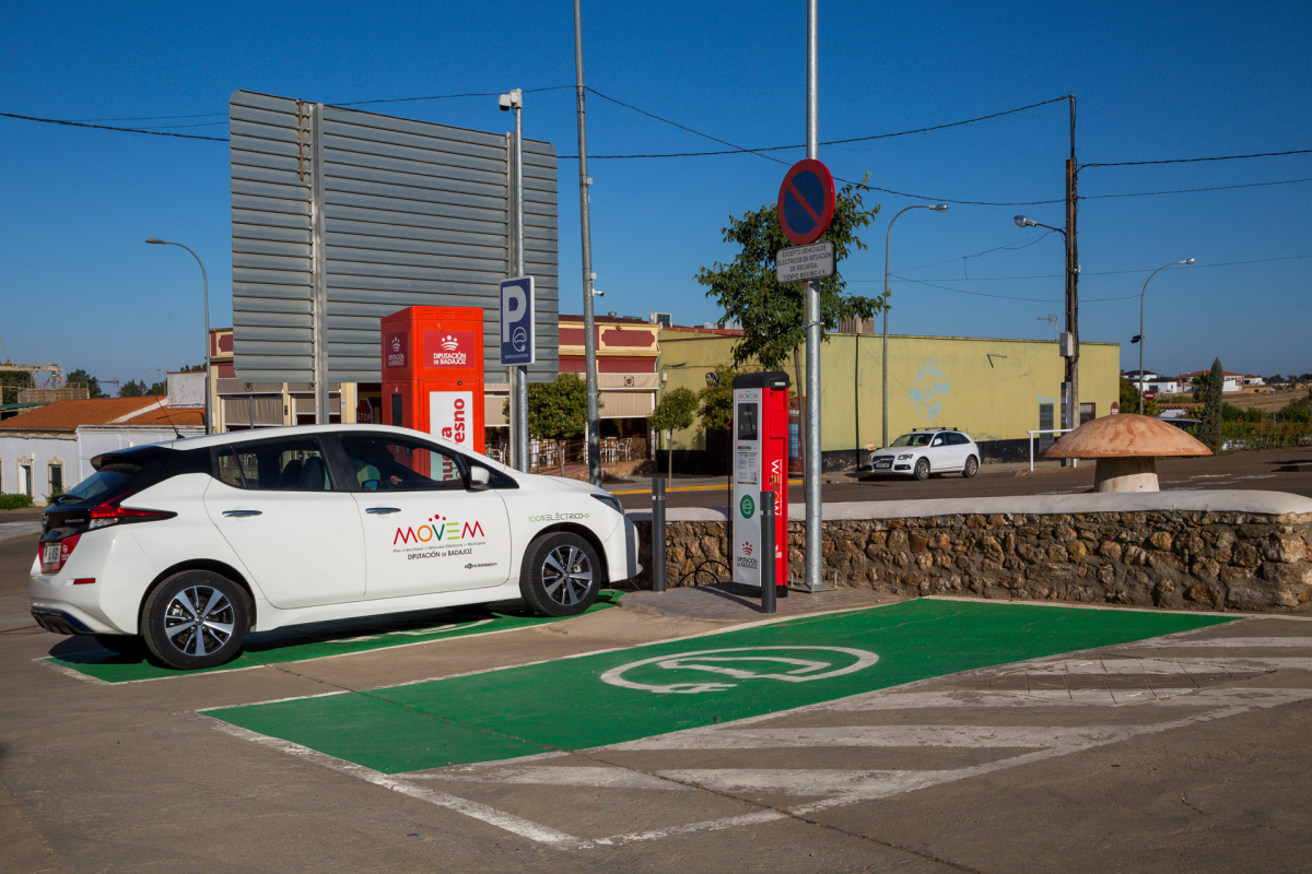 Villanueva del Fresno ya cuenta con un punto de recarga público para vehículos eléctricos gracias al Plan MOVEM
