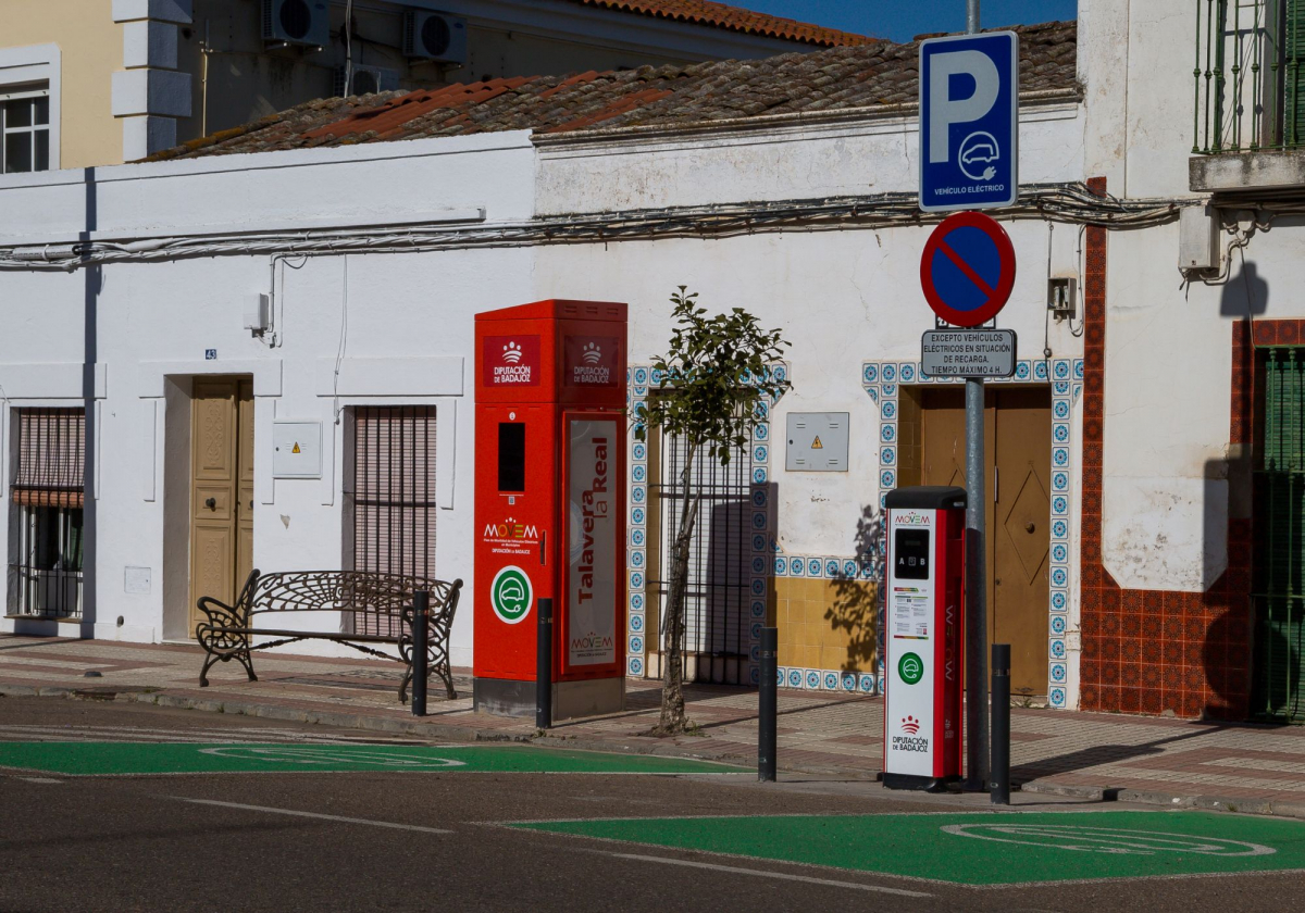 La Diputación de Badajoz pone en marcha un nuevo punto de recarga para vehículos eléctricos y completa la red provincial