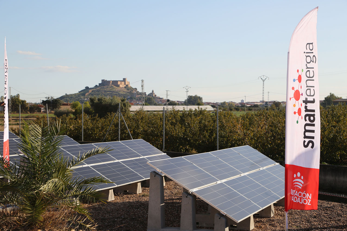 El presidente de la Diputación presenta el proyecto de instalación de paneles fotovoltaicos para autoconsumo en los centros del ciclo integral del agua