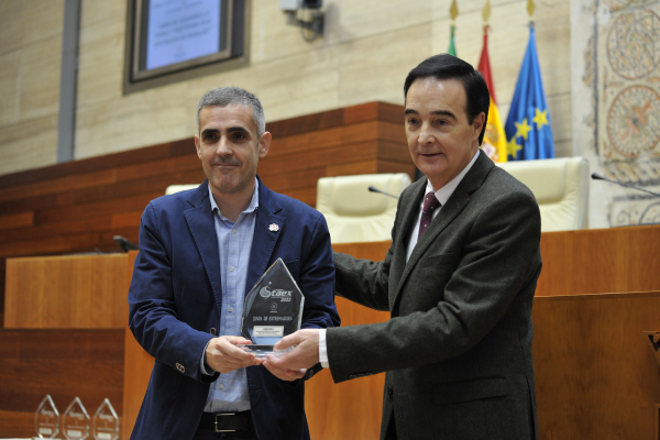 Imagen: La Diputación de Badajoz recoge el premio OTAEX a la Accesibilidad Universal de Extremadura  2022