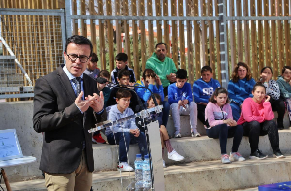 Imagen: El colegio de Solana de los Barros ya nota los efectos de la instalación de especies vegetales en...