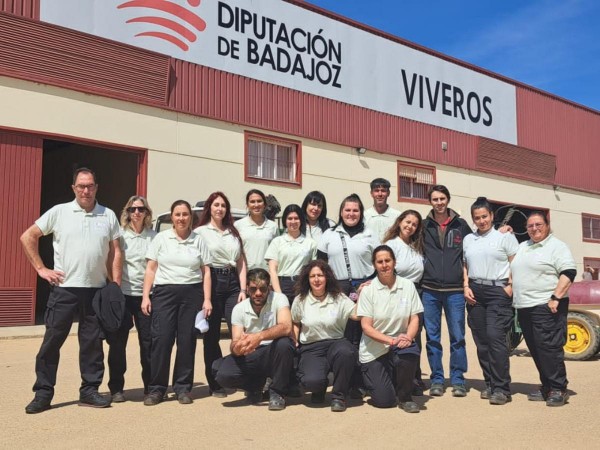 Imagen: Estudiantes de la escuela profesional ‘’Montijo te cuida VI’’ visitan el Vivero Provincial de Bad...